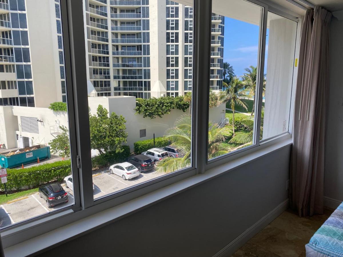 Beachfront Condo In Miami! 서니아일스비치 외부 사진